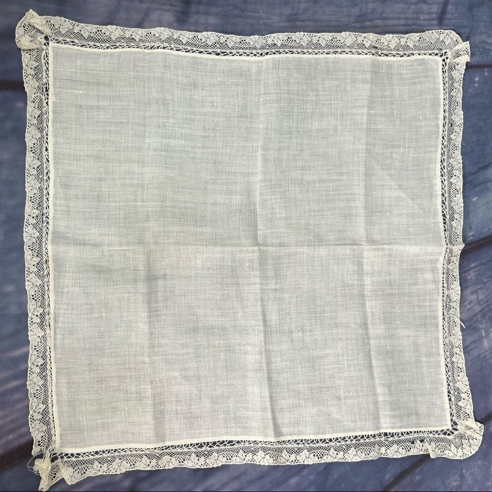 Vintage Hankie White Handkerchief With LACE  Border Dresser Pocke…